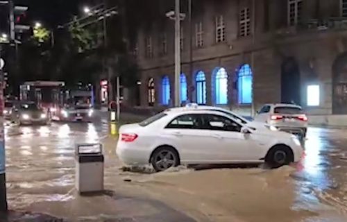 Pukla vodovodna cev u centru Beograda, delovi ulica pod vodom