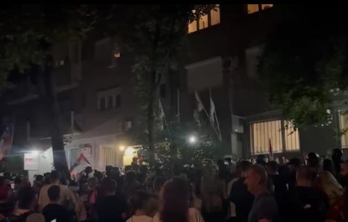 MUP o incidentu ispred sedišta SNS: Identifikovano 15 osoba