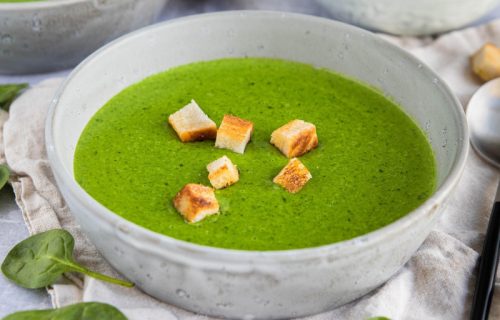 Idealan ručak za celu porodicu: Potaž od spanaća sa hrskavim hlebom (RECEPT)