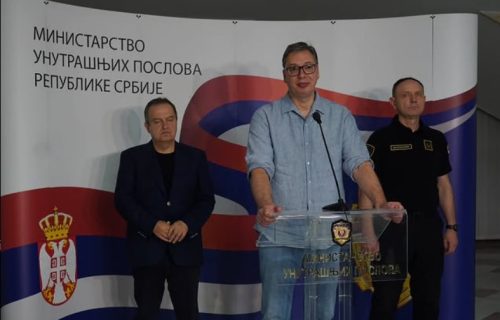 Vučić: Nekim čudom smo sačuvali mir, 64 građana povređeno u prostorijama SNS u Novom Sadu, 16 policajaca