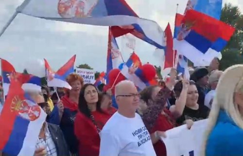 Srbija ustala protiv blokada: Trobojka razvijena duž ulice, narod poslao poruku da želi mir!