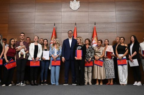 Vučić uručio ugovore o radu: Prijem za 18 medicinskih radnika koji su odlučili da se vrate u Srbiju