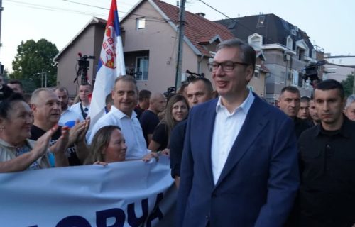 Vučić sa građanima u Borči: "Došlo je vreme sa se zakon vrati u institucije, Srbija će pobediti" (FOTO)