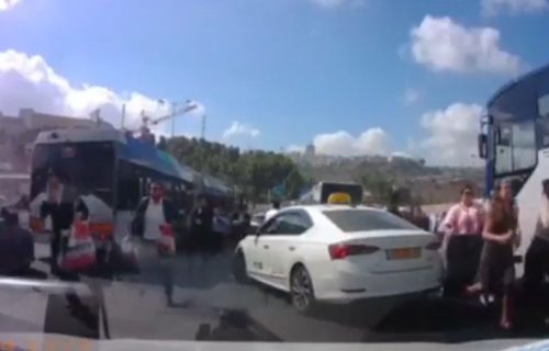 Ovako je počeo masakr u Jerusalimu: Kamera zabeležila momenat napada, ljudi vrište i panično beže (VIDEO)