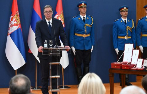 Vučić uručio odlikovanja: "Naša zastava je najlepša, jer je najskuplja - plaćena je krvlju"