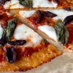 Bezglutenska pica, od svežeg sira: Sve je isto, osim testa (RECEPT+VIDEO)