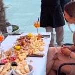 Šokantan način serviranja morskih specijaliteta: Prosipanje po stolu, bez tanjira i pribora za jelo (VIDEO)