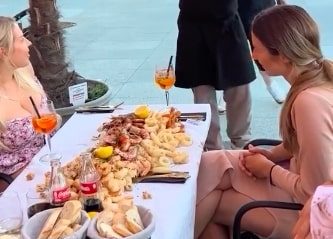 Šokantan način serviranja morskih specijaliteta: Prosipanje po stolu, bez tanjira i pribora za jelo (VIDEO)