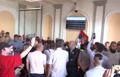 Bačena dimna bomba na sednici Skupštine grada Zaječar: Korišćen i biber sprej (VIDEO)