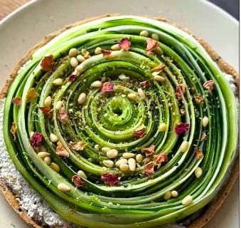 Spiralna pita sa krastavcem i penastim nadevom od svežeg sira (RECEPT+VIDEO)