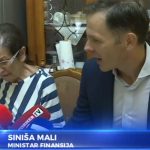 Ministar Mali sa porodicom penzionera: "Sve što radimo je da građani imaju korist, da pokažemo brigu"