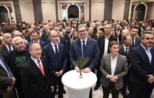 "Večeras smo sa radošću obeležili 76 godina od osnivanja NR Kine i 70 godina prijateljstva naših naroda": Predsednik Vučić prisustvovao prijemu (FOTO)