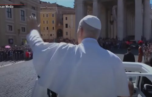 Objavljen snimak pape Lava XIV dok udara kamermana: Katolički poglavar je rekao samo jedno (VIDEO)