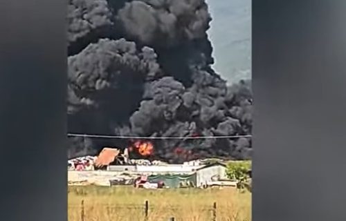Izbio požar kod Skoplja: Gori fabrika, vatrogasci na licu mesta (VIDEO)