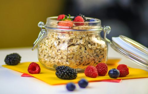 Doručak na način Lejdi Di: Ovsene pahuljice sa borovnicama i jabukom (RECEPT+VIDEO)