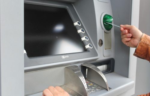 Nova zamka na bankomatima: Trenutak naivnosti i nepažnje dovoljan da ostanete bez novca