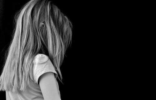 Suspendovan nastavnik osumnjičen za seksualno zlostavljanje učenice