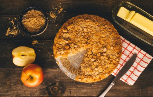 Kolač sa jabukama, a za pripremu vam treba samo kašika: Nema mešenja i razvlačenja testa, recept je pravo otkriće (RECEPT+VIDEO)