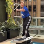 Surfovanje na suvom: Zahtevan trening ravnoteže i snage tela (VIDEO)
