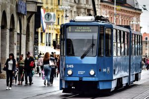 Filmska pljačka u Zagrebu: Maskirani razbojnici upali u zlataru, nakit ispadao iz torbi dok su bežali
