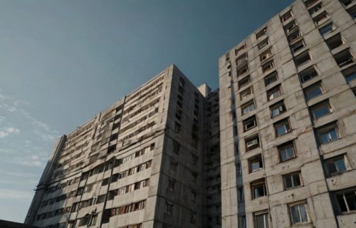Centimetri su odlučivali: Mališan (2) čudom preživeo pad kroz prozor višespratnice (FOTO)