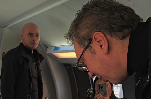 Predsednik Vučić ispunio obećanje: Deda Vukosav (106) najstariji putnik u brzom vozu za Suboticu (VIDEO)