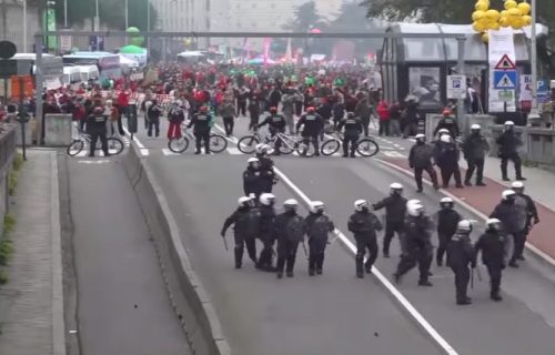 Haos na ulicama Brisela: Policija suzavcem rasteruje demonstrante sa bakljama i dimnim bombama
