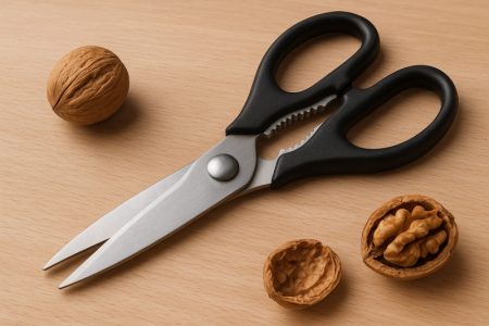 Znate onaj mali zupčasti deo na kuhinjskim makazama? Nije samo ukras, može da se upotrebi za razne stvari