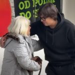 Dirljiva scena u Pančevu: Luka prišao baki koja prodaje kukuruz i rasplakao je gestom (VIDEO)