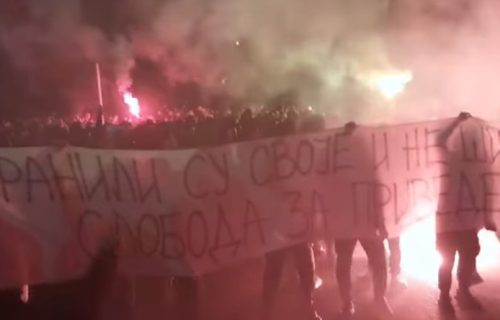 Tenzije u Podgorici: Građani ispred Vlade skandirali "Turci napolje", upućene skandalozne poruke stranim državljanima (VIDEO)