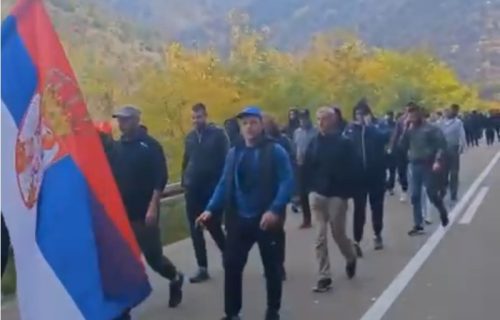 Srbi sa Kosova i Metohije nastavljaju put ka Novom Sadu, koloni se pridružili i meštani Raške i Kraljeva (FOTO)