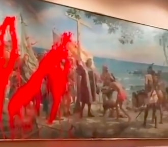 Crvenom bojom po muralu posvećenom Kolumbu: Protestni akt aktivistkinja protiv klimatskih nepravdi (VIDEO)