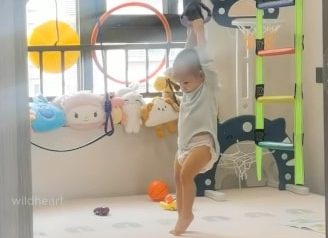 Bebine vratolomije u dečijoj sobi: Kad beba prevaziđe dobro utreniranog atletičara (VIDEO)