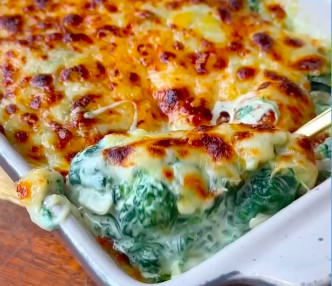Zapečeni spanać sa sirom: Kremast i punog ukusa (RECEPT+VIDEO)