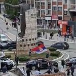 Opleli srpsko kolo u Severnoj Mitrovici: Narod im se pridružio na putu do biračkog mesta! (VIDEO)