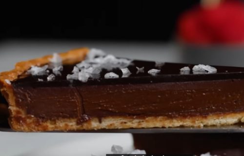 Elegancija na tanjiru: Čokoladni tart sa lešnicima, pravi način da jesenje popodne podignete na viši nivo