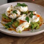 Tost sa avokadom i jajetom - doručak koji osvaja svet (RECEPT+VIDEO)