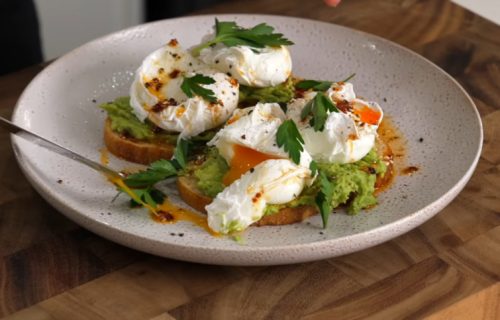 Tost sa avokadom i jajetom - doručak koji osvaja svet (RECEPT+VIDEO)