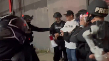 U Americi rat na ulicama: Sukob demonstranata i policije, upucana žena, Tramp šalje Nacionalnu gardu