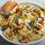 Novi recept za večeru koji morate isprobati: Ravioli u sosu od bronzanog maslaca i žalfije (VIDEO)
