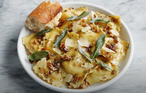 Novi recept za večeru koji morate isprobati: Ravioli u sosu od bronzanog maslaca i žalfije (VIDEO)