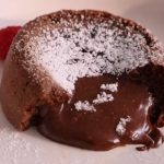 Topla čokoladna lava tortica: Dezert koji greje dušu u hladnim danima (RECEPT+VIDEO)