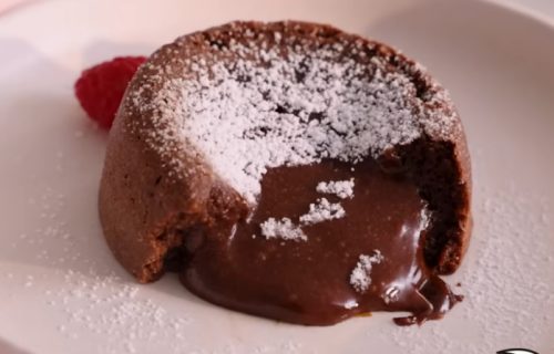 Topla čokoladna lava tortica: Dezert koji greje dušu u hladnim danima (RECEPT+VIDEO)