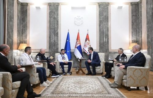 Predsednik Vučić sa svetskim šampionom Komarovim: "Beskrajno vam hvala što ste našoj zemlji doneli dva velika i važna zlata" (FOTO+VIDEO)