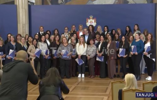 Vučić uručio rešenja o bespovratnim sredstvima preduzetnicama sa sela: "Žene su te od kojih sve zavisi"