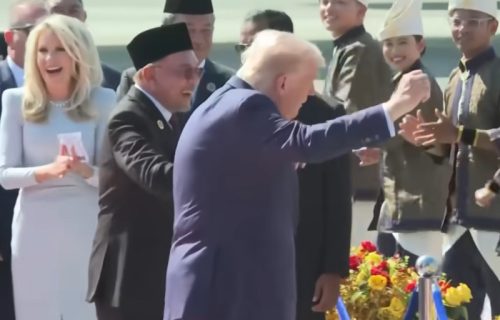 Tramp zaplesao u Maleziji, snimak se nenormalno brzo deli na mrežema (VIDEO)