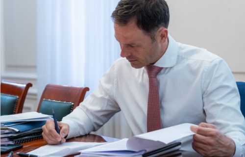 Izvršene prve uplate studentima, oglasio se ministar Mali: "Naredne uplate su 7, 14. i 21. novembra"
