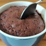 Čoko-dezert koji se pravi čitavih 5 minuta: "Mug cake" je mekan, sočan i veoma bogatog ukusa (RECEPT)