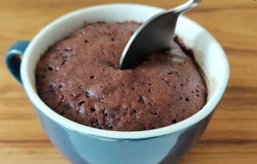Čoko-dezert koji se pravi čitavih 5 minuta: "Mug cake" je mekan, sočan i veoma bogatog ukusa (RECEPT)