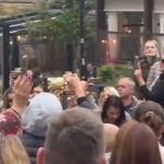 Beograd se oprostio od Halida Bešlića: Ljudi zapevali u Skadarliji u čast legendarnog pevača